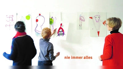 „nie immer alles” heißt die Ausstellung von gemeinsam gestalteten Bildern der Künstlerinnengruppe „Emetrio”, die in der Seidlvilla zu sehen ist.  (Foto: © EMETRIO.)