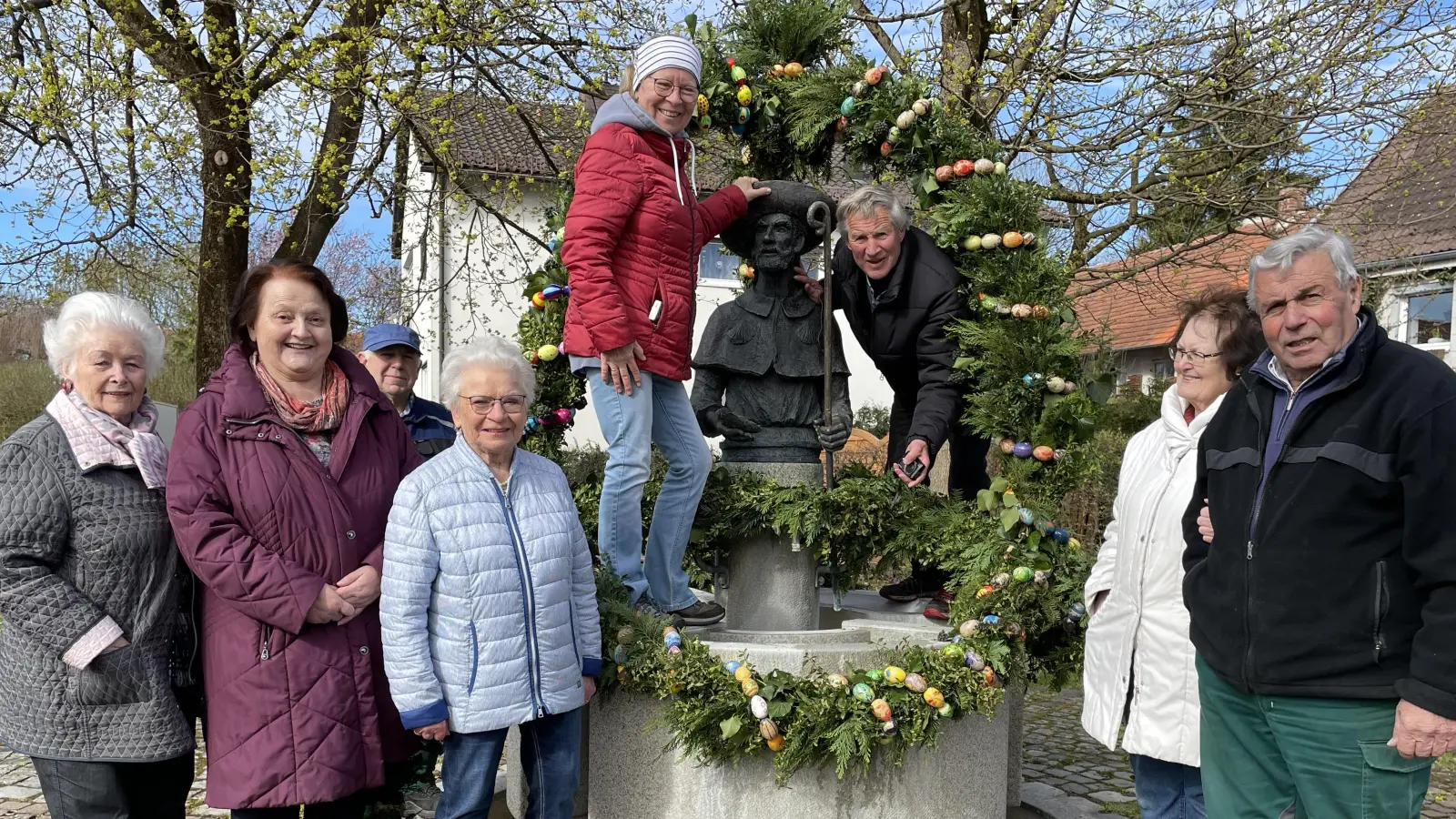 Ostern kann kommen: Der Jakobsbrunnen ist mit 1.000 bunten Eiern und grünen Girlanden geschmückt. (Foto: pst)