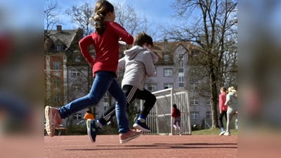 Alle Schüler und Schülerinnen sind zusammen fast 6.000 Runden um den Sportplatz gelaufen.  (Foto: Schule)