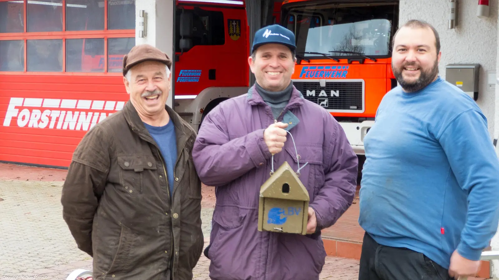 Richard Hörl, Herbert Wagner und Bene Sommer (von links) wollen 200 Vogelnistkästen im Forstinninger Gemeindegebiet aufhängen. (Foto: Richard Straub)