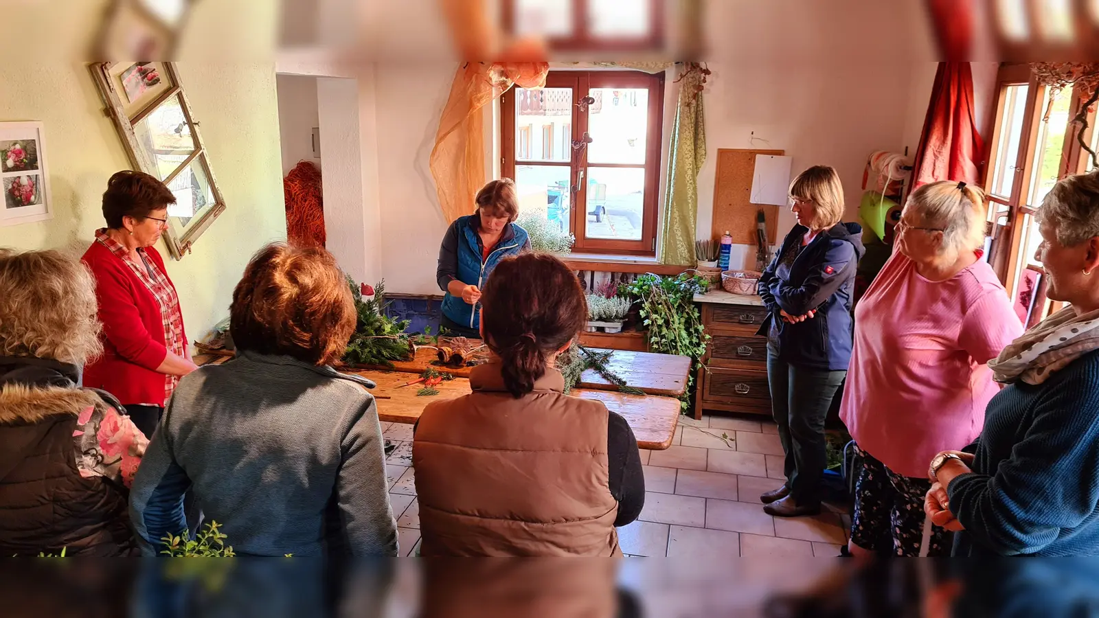 Floristin und Gartenbäuerin Angelika Karg zeigte den Teilnehmerinnen, wie man bezaubernde Kränze und Gestecke bindet. (Foto: BBV/Gabriele Klein)