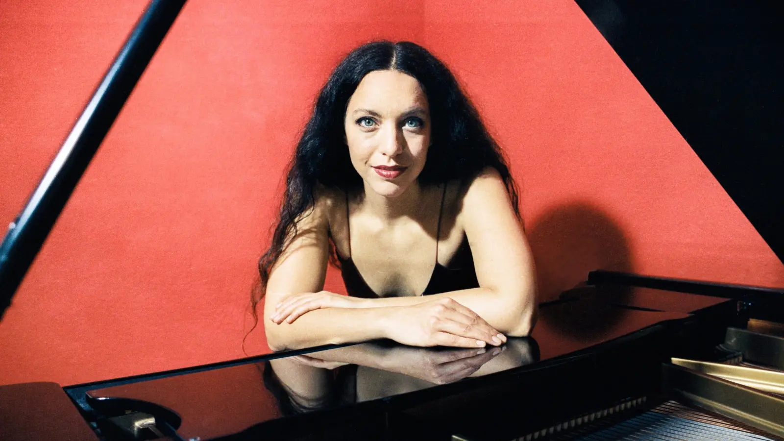 Die deutsch-indische Pianistin Maharani Chakrabarti gestaltet den Abend am Klavier mit Sonaten von Beethoven. (Foto: Frank Hanewacker)