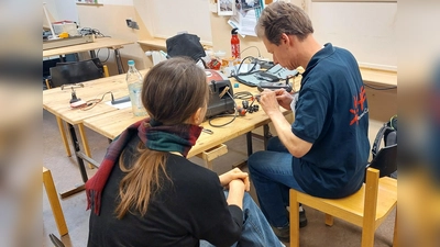 Beim Repair Café tüfteln und schrauben Ehrenamtliche gemeinsam mit den Gästen. (Foto: HEi Repair Café)