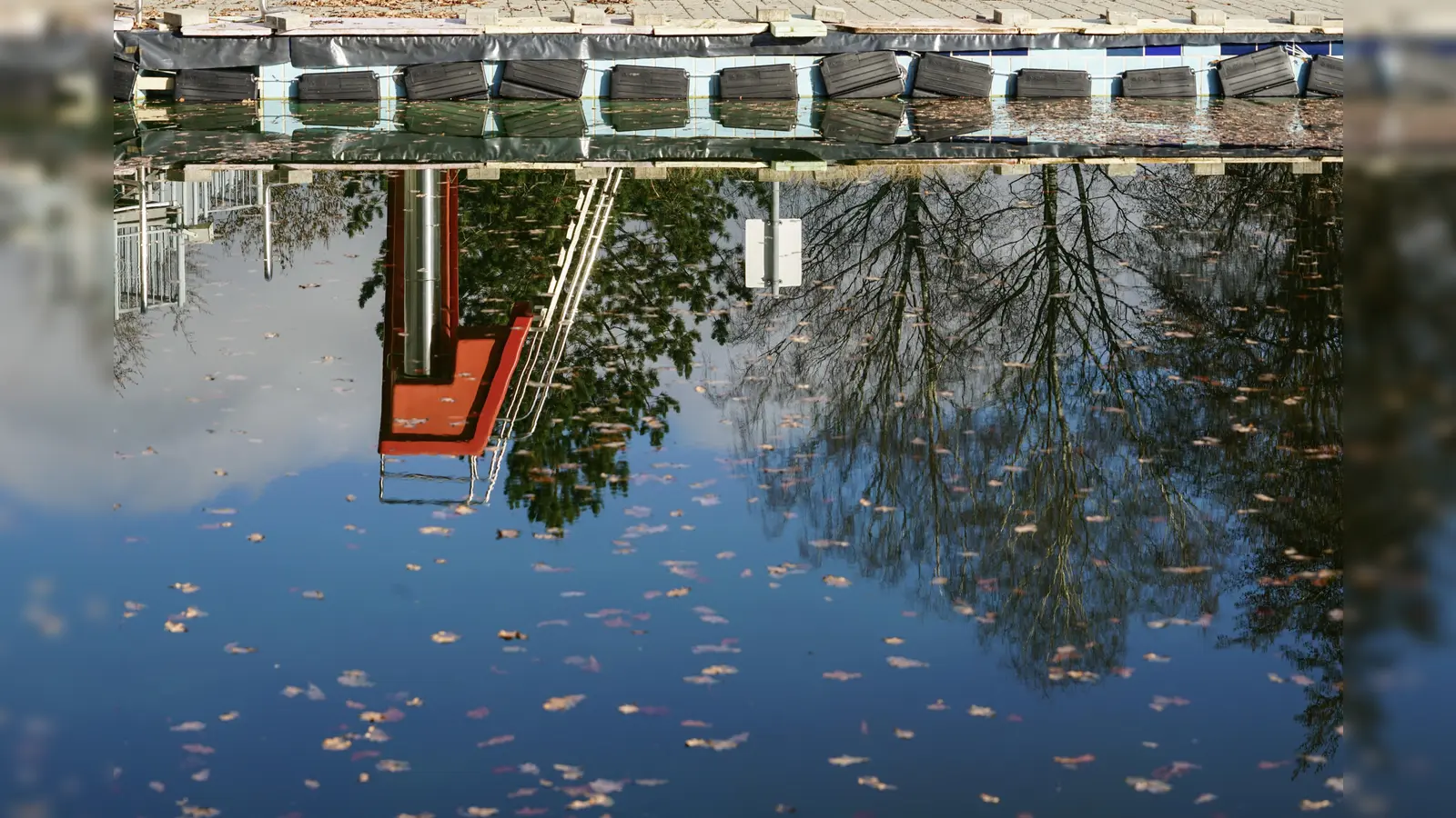 Gauting # 754: Der Sommer ist vorbei, der Herbst ist da und der Winter kommt. Bis zur nächsten Saison bleibt das Gautinger Sommerbad geschlossen. (Foto: Michael Nguyen / VG Bild-Kunst, Bonn)