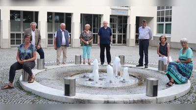 Hier zeigt sich der aktuelle Seniorenbeirat vor dem Rathaus.  (Foto: © Gemeinde Zorneding)