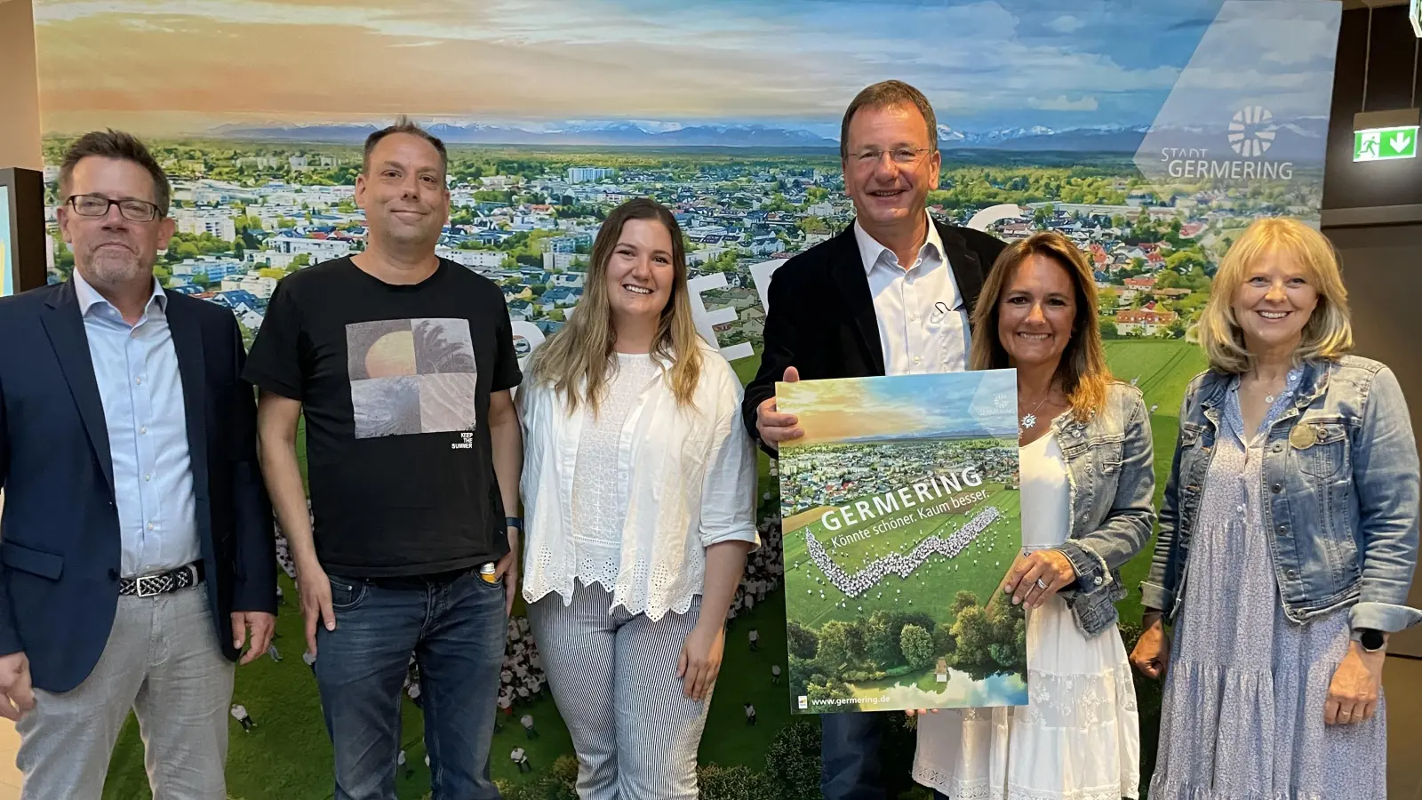 Stellten den „Markenclaim” vor, v.l.:Designer Christian Fehl, Drohnenpilot Walter Weiß, Oberbürgermeister Andreas Haas und Stadt-Mitarbeiterinnen Maria Mastroianni, Jasmin Seeholzer und Petra Tech. (Foto:  pst)