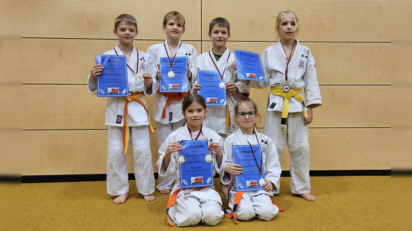 Die Gündinger Judoka zeigten sehr gute Leistungen (von links): sitzend Mira Wegner und Emma Boutelliez (je 1. Pl.); stehend Nico Prichodko (1. Pl.), Michael Ismayr und Nico Canella (je 2. Pl.) sowie Julius Häring (3. Pl.). (Grafik: SV Günding)