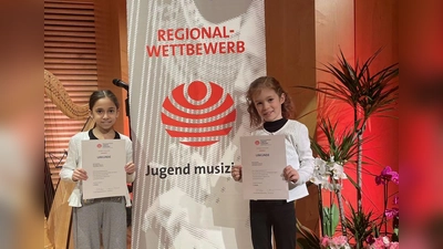 Clara Rößler und Sara Sükün überzeugten mit ihrer Darbietung bei Jugend musiziert. (Foto: Musikschule)