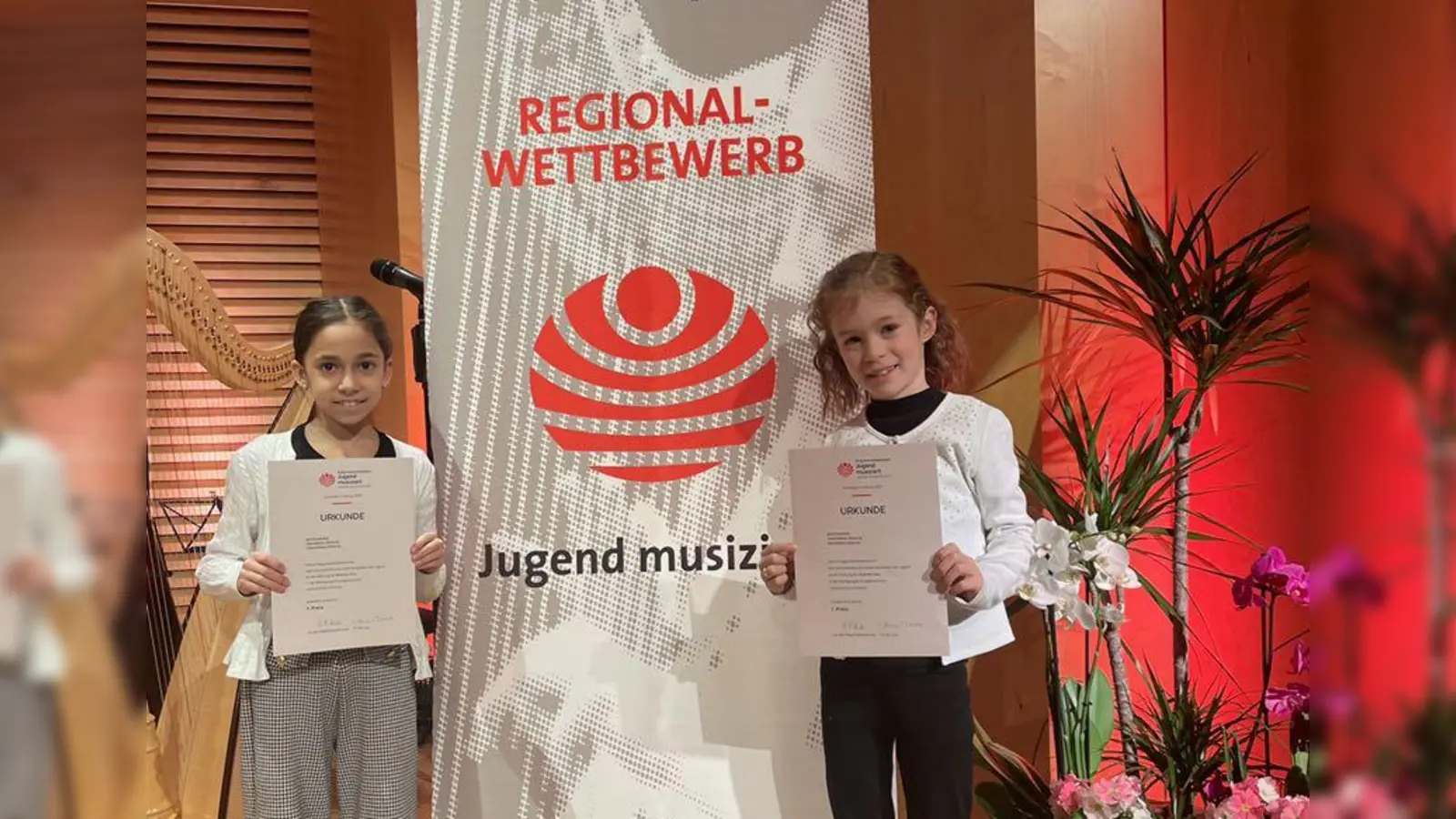 Clara Rößler und Sara Sükün überzeugten mit ihrer Darbietung bei Jugend musiziert. (Foto: Musikschule)