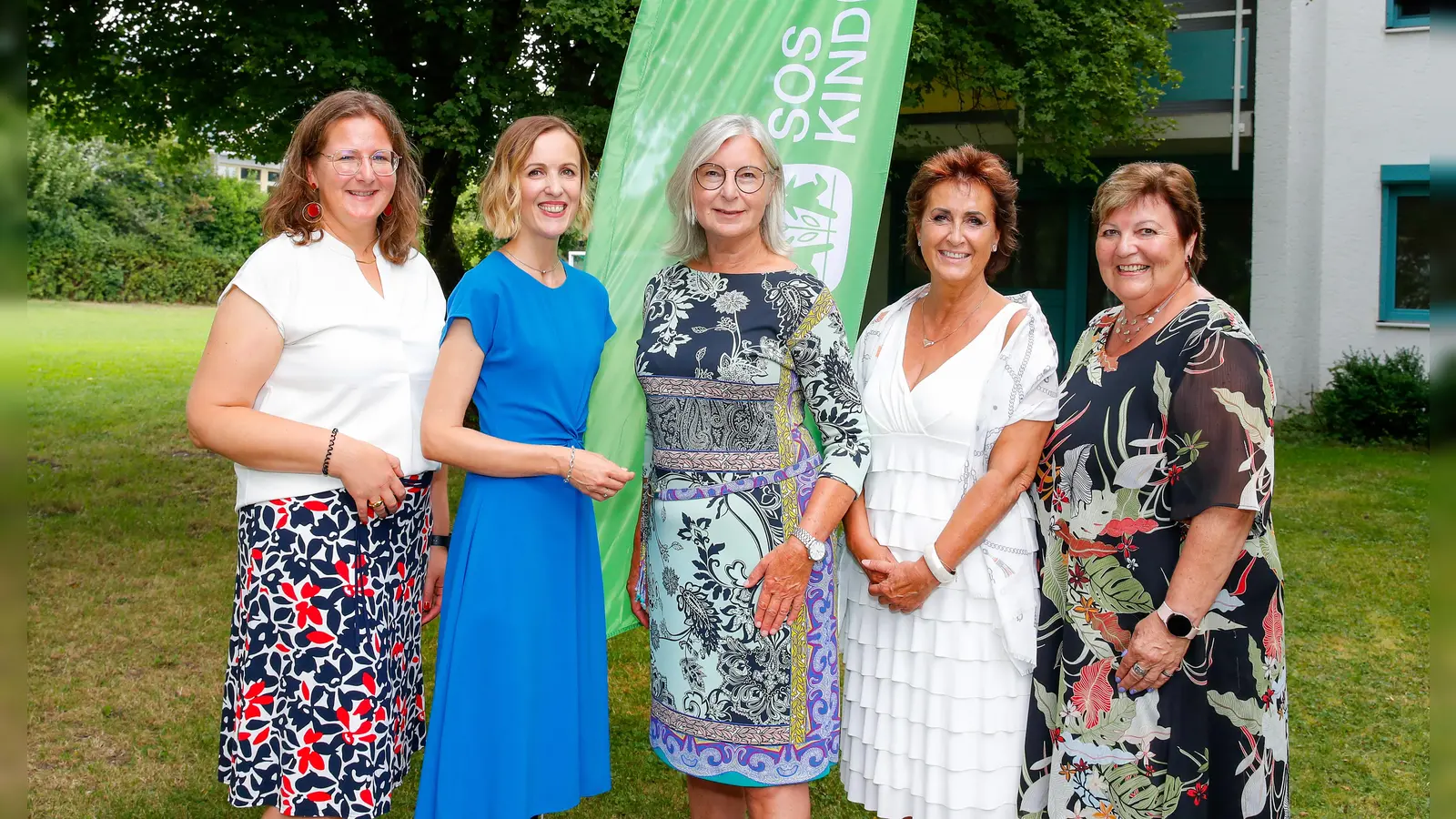 Melanie Bagola, Einrichtungsleitung SOS-Kinderdorf Weilheim, Prof. Dr. Sabina Schutter, Vorstandsvorsitzende sowie Dr. Gitta Trauernicht, Aufsichtsratsvorsitzende des SOS-Kinderdorf e.V, Weilheims zweite Bürgermeisterin Angelika Flock, Landrätin des Landkreises Weilheim-Schongau, Andrea Jochner-Weiß (von links) sprachen die Grußworte zu Eröffnung der Mitgliederversammlung im SOS-Kinderdorf Weilheim. (Foto: SOS-Kinderdorf e.V./ P. Stadler)