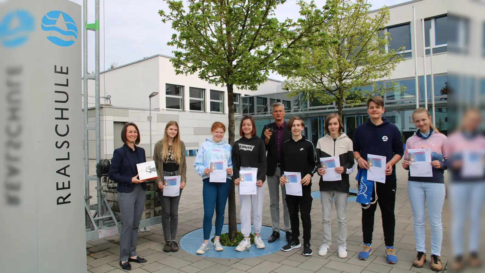 Erfolg beim Informatik-Wettbewerb: v.l. Veronika Stock, Daniela Zusel, Paula Würfel, Leona Kröll, Schulleiter Christian Schmitz, Joschua Scholz, Laurenz Mittermaier, Franz Haas und Mia Schroeter. (Foto: Realschule Herrsching)