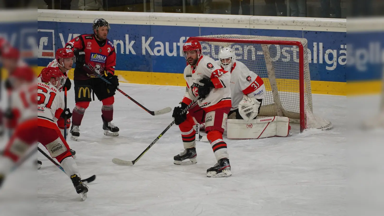 Tadellose Abwehrarbeit von Verteidiger Yannick Kischer (vor Torhüter Philipp Hähl). Er war am Wochenende beim 6:4-Gastspielerfolg des EHC Klostersee bei den Buchloe Pirates einer der Besten bei den Rot-Weißen. (Foto: smg/EHC)