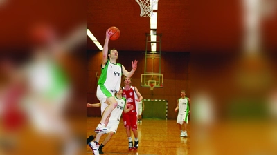 Spielertrainer Johannes Schweizer setzte auch im Spiel gegen die TG Landshut beim 80:74 entscheidende Akzente. (Foto: Helmut Handwerker)