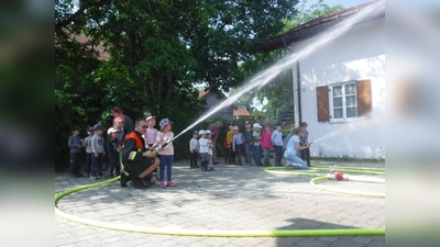 Die Kinder vom Waldkindergarten Starnberg besuchen die Hanfelder Feuerwehr. (Foto: Waldkindergarten)