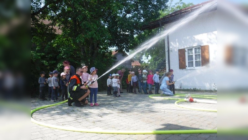 Die Kinder vom Waldkindergarten Starnberg besuchen die Hanfelder Feuerwehr. (Foto: Waldkindergarten)