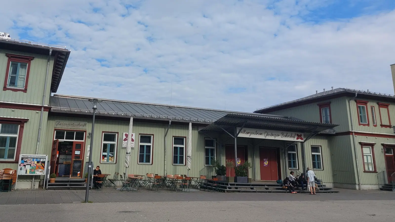 Das Kulturzentrum Giesinger Bahnhof veranstaltet eine „fliegende Ausstellung”. (Foto: bas)