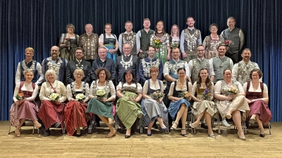 Traditioneller Schützen- und Trachtenball des Schützenvereins Frohsinn Udlding: Carolin Böhm, Annette Hartl, Rosi Fischer, Sandra Loders, Alice Mayr, Stefanie Aschbichler, Ramona Etterer, Lilli Varga, Teresa Walter, Sabrina Walter (vorne von links nach rechts), Thomas Höflmair, Rainer Hartl, Helmut Fischer, Michael Koch, Adolf Mayr, Kevin Kohlig, Christian Etterer, Kilian Scherer, Stefan Westermair, Stephan Demmelmayr (2. Reihe von links nach rechts), Elisabeth und Georg Past, Katja u. Franz Graßl, Sebastian Wildmoser, Lena Pflügler, Brigitte Kistler, Christina Kölbl-Wolf und Christian Reichlmair (hinten von links nach rechts). (Foto: Frohsinn Udlding)