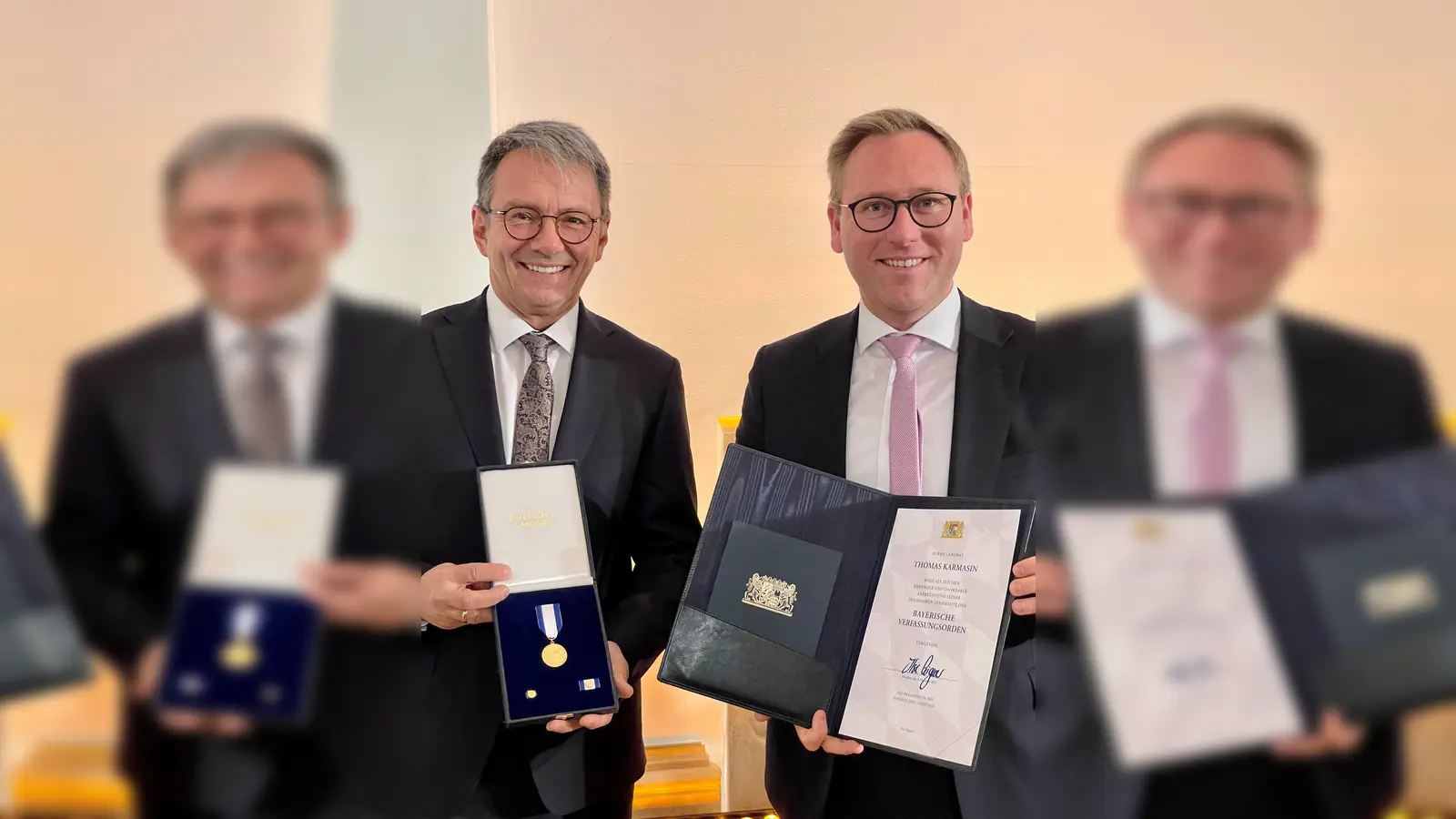 Der Fürstenfeldbrucker Landrat Thomas Karmasin (l.) freut sich über den Bayerischen Verfassungsorden. Benjamin Miskowitsch (r.) gehörte zu den ersten Gratulanten. (Bild: © Miskowitsch)