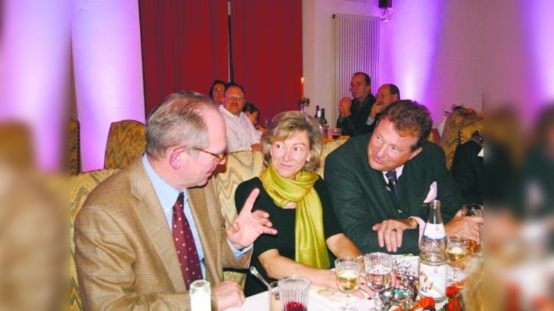 „Ich schätze Pasing als einen Hort der realen Wirtschaft.“ Schirmherr Dr. Eberhard Sasse im Gespräch mit Dr. Peter Hauber und Marion Dietl. (Foto: us)