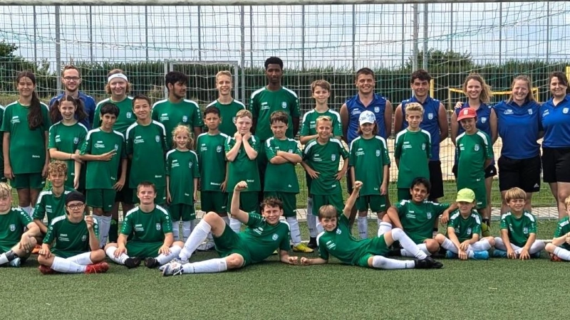 Die bunt gemischte Inklusions-Fußballmannschaft des TSV Hohenbrunn sucht Trainer oder Trainerinnen.  (Foto: TSV Hohenbrunn)