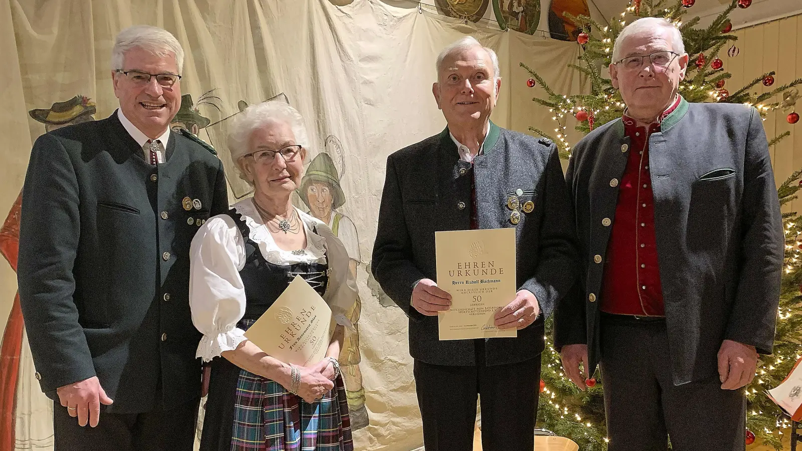 Robert Schäffler (links) und Alfred Reiner (rechts) ehrten Annemarie Glas und Rudolf Bachmann für 50 Jahre Mitgliedschaft. (Foto: Schützenverein)