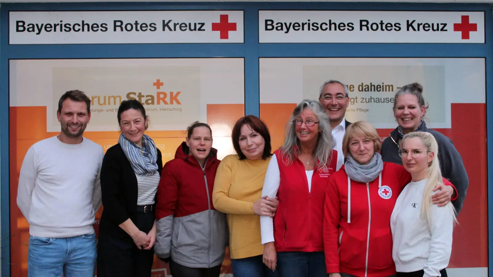 Die BRK Sozialstation Herrsching feierte die Bestnote 1,0 mit dem Gesamtleiter Ambulanter Dienst, Christoph Büchele (links), und Kreisgeschäftsführer Jan Lang.  (Foto: BRK)