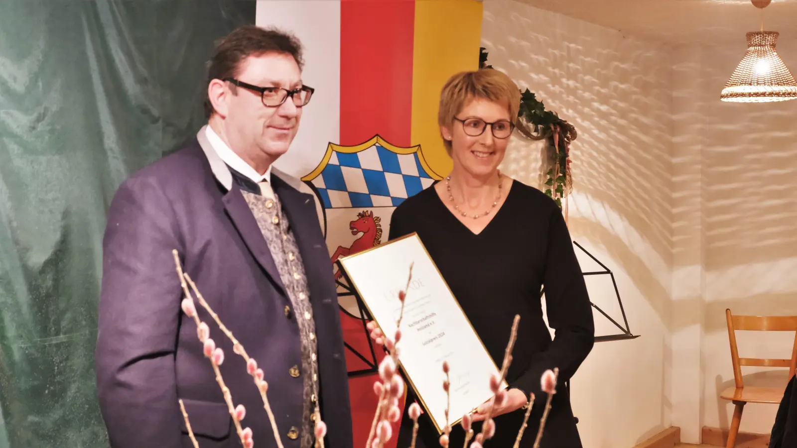 Landrat Martin Bayerstorfer und Claudia Neumaier, stellvertretend für Preisträger Nachbarschaftshilfe Holzland e.V. (Foto: LRA Erding)