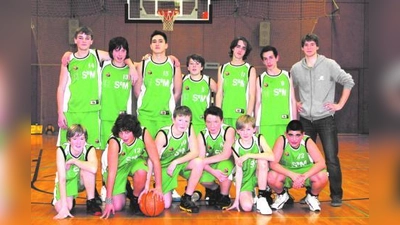 Die U14-Mannschaft des DJK Sportbund München mit Trainer Xaver Egger. (Foto: Helmut Handwerker)