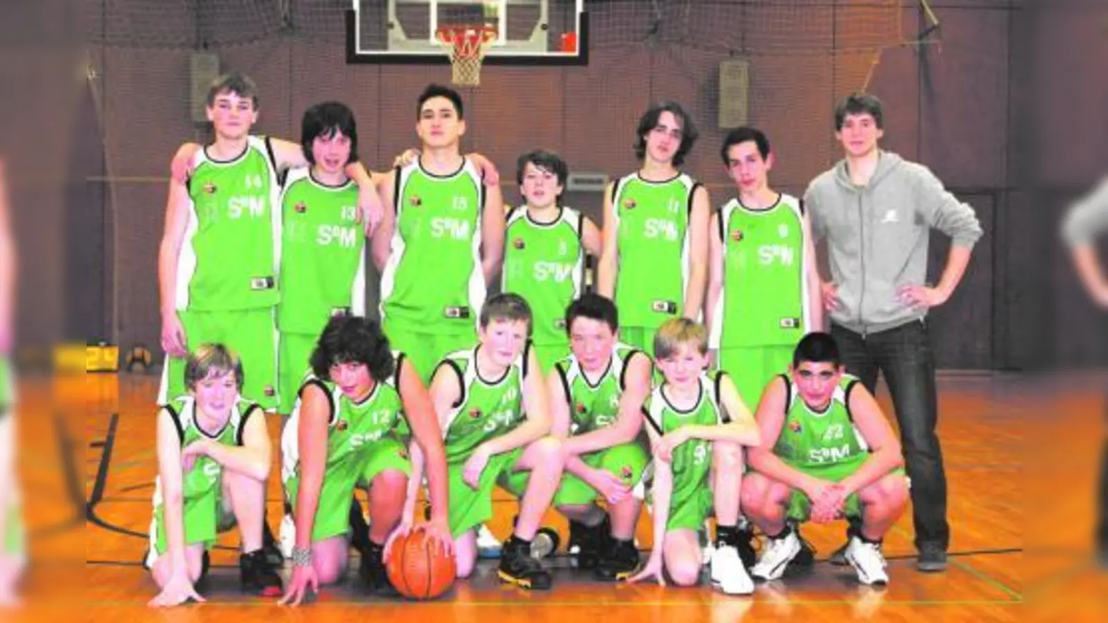 Die U14-Mannschaft des DJK Sportbund München mit Trainer Xaver Egger. (Foto: Helmut Handwerker)