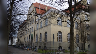 Auf den Schuldächern im Stadtbezirk Neuhausen-Nymphenburg wie z.B. jenes der Grundschule am Dom-Pedro-Platz (im Bild), könnten in Zukunft Photovoltaikanlagen installiert werden. (Foto: Beatrix Köber)