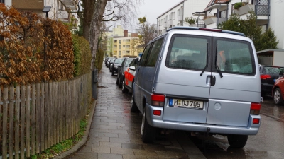 In der Joergstraße wird das Gehwegparken im nördlichen Straßenabschnitt seit vielen Jahren beklagt. Zugleich ist der Parkdruck rund um den Laimer Platz hoch. (Foto: Beatrix Köber)