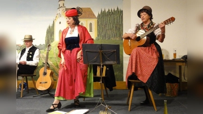 Die Münchner Couplets- und Volkssängerinnen Carmen E. Kühnl (links) und Christl Paretzke von den Quittengsangl unterhielten das Publikum beim Couplet- und Gstanzlsinga der Volksmusikfreunde Geisenbrunn mit einer gehörigen Portion Ironie, Selbstkritik, Toleranz und Weisheit.  (Foto: Volksmusikfreunde)