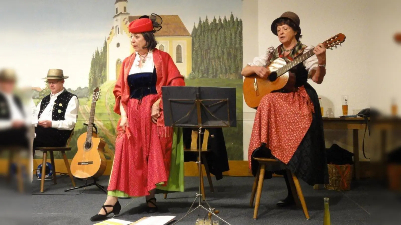 Die Münchner Couplets- und Volkssängerinnen Carmen E. Kühnl (links) und Christl Paretzke von den Quittengsangl unterhielten das Publikum beim Couplet- und Gstanzlsinga der Volksmusikfreunde Geisenbrunn mit einer gehörigen Portion Ironie, Selbstkritik, Toleranz und Weisheit.  (Foto: Volksmusikfreunde)