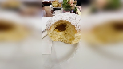 Stärken kann man sich für die Tanzparty mit köstlichen Krapfen.  (Foto: hw)