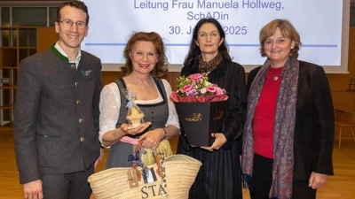 Wechsel an der Spitze des Staatlichen Schulamtes (v.l.): Landrat Stefan Frey, Schulamtsdirektorin a.D. Karin Huber-Weinberger, Schulamtsdirektorin Manuela Hollweg und Leitende Regierungsdirektorin Manuela Strobl. (Foto: Landratsamt Starnberg)