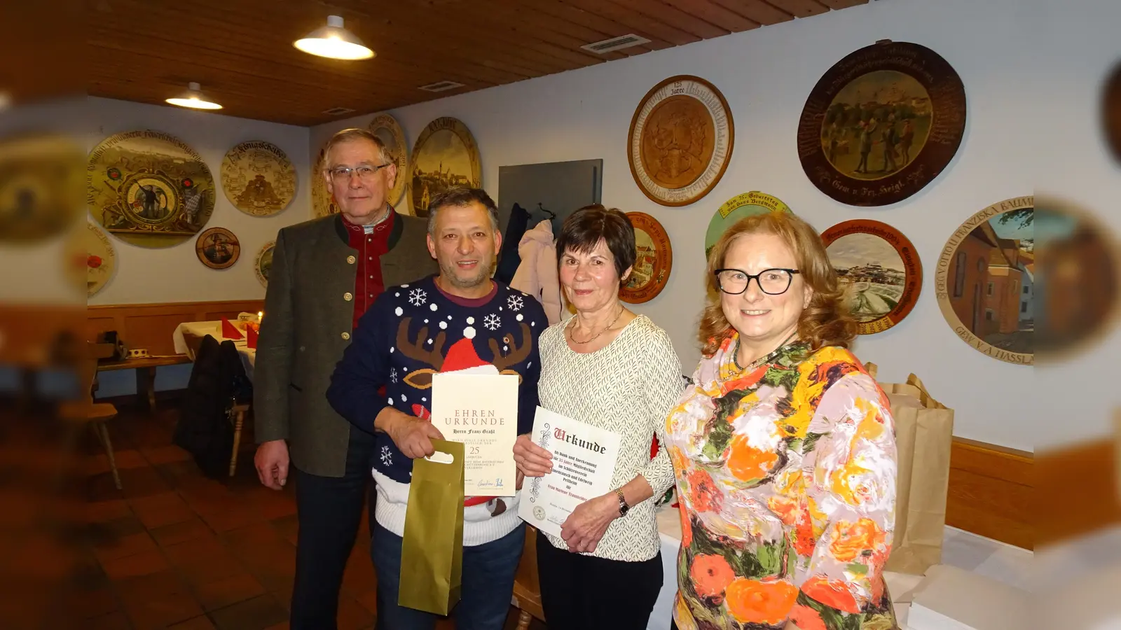 Ehrungen (von links): Alfred Reiner, Franz Graßl, Marlene Traunfelder und Katja Graßl. (Foto: Almenrausch und Edelweiß Pellheim)