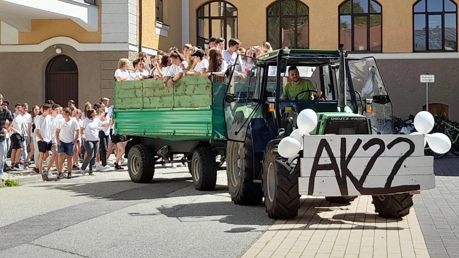 Nach zwei Jahren Coronapause rollte heuer der Traktor wieder auf den Pausenhof ein.  (Foto: RSWM)