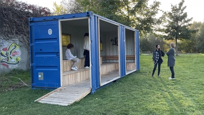 Auf dem Bolzplatz in Aubing wurde ein Container als Unterstand aufgestellt. (Foto: pst)