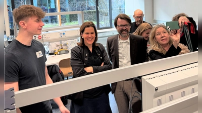 Bürgermeisterin Verena Dietl und Stadtschulrat Florian Kraus sowie Schulleiterin Michaela Ritter-Ludwig (rechts) bei der Vorstellung des neuen Lernsystems an der Berufsschule für Informationstechnik. (Foto: Julian Salomon/RBS)