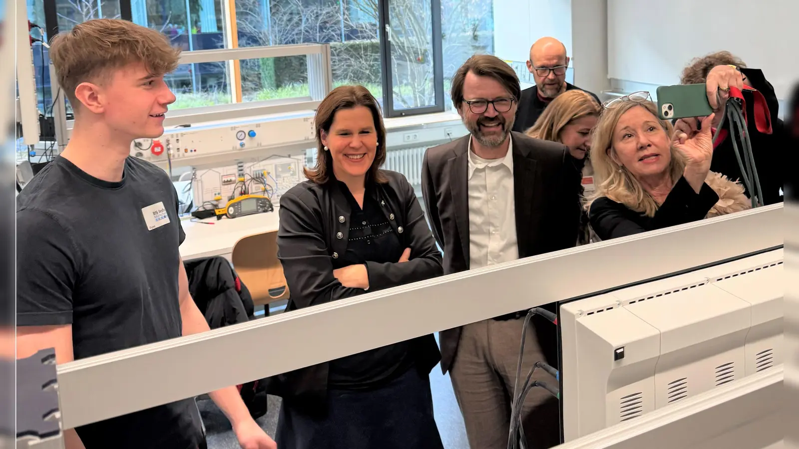 Bürgermeisterin Verena Dietl und Stadtschulrat Florian Kraus sowie Schulleiterin Michaela Ritter-Ludwig (rechts) bei der Vorstellung des neuen Lernsystems an der Berufsschule für Informationstechnik. (Foto: Julian Salomon/RBS)