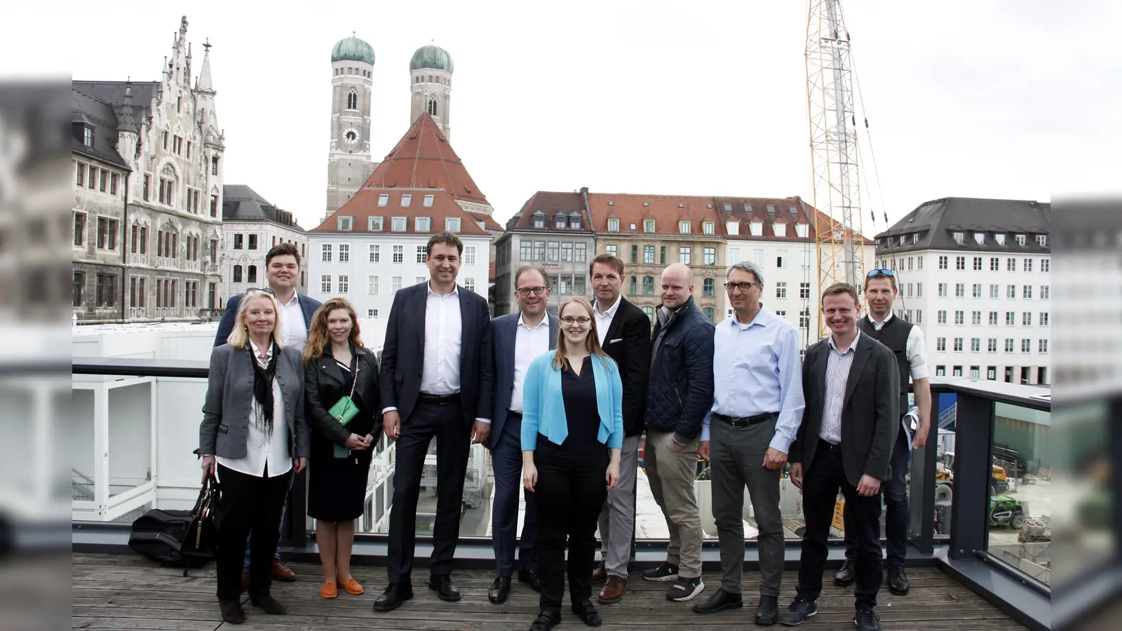 Auf der „spannendsten Baustelle” für die S-Bahn am Marienhof (von rechts): Jörg Mader (Deutsche Bahn), Stadtrat Hans Theiss, Stefan Blum und Daniel Miller (beide Bezirksausschuss Altstadt-Lehel), Armin Gastl (Vorsitzender CSU Altstadt), Bezirkstagskandidatin Michelle Fall, Stadtratfraktionsvorsitzender Manuel Pretzl, Münchens CSU-Vorsitzender Georg Eisenreich, Margarete Stadlbauer (BI Altstadt), Florian Förster (stv. Vorsitzender CSU Altstadt) und Ulrike Arnbach (CSU Lehel). (Foto: job)