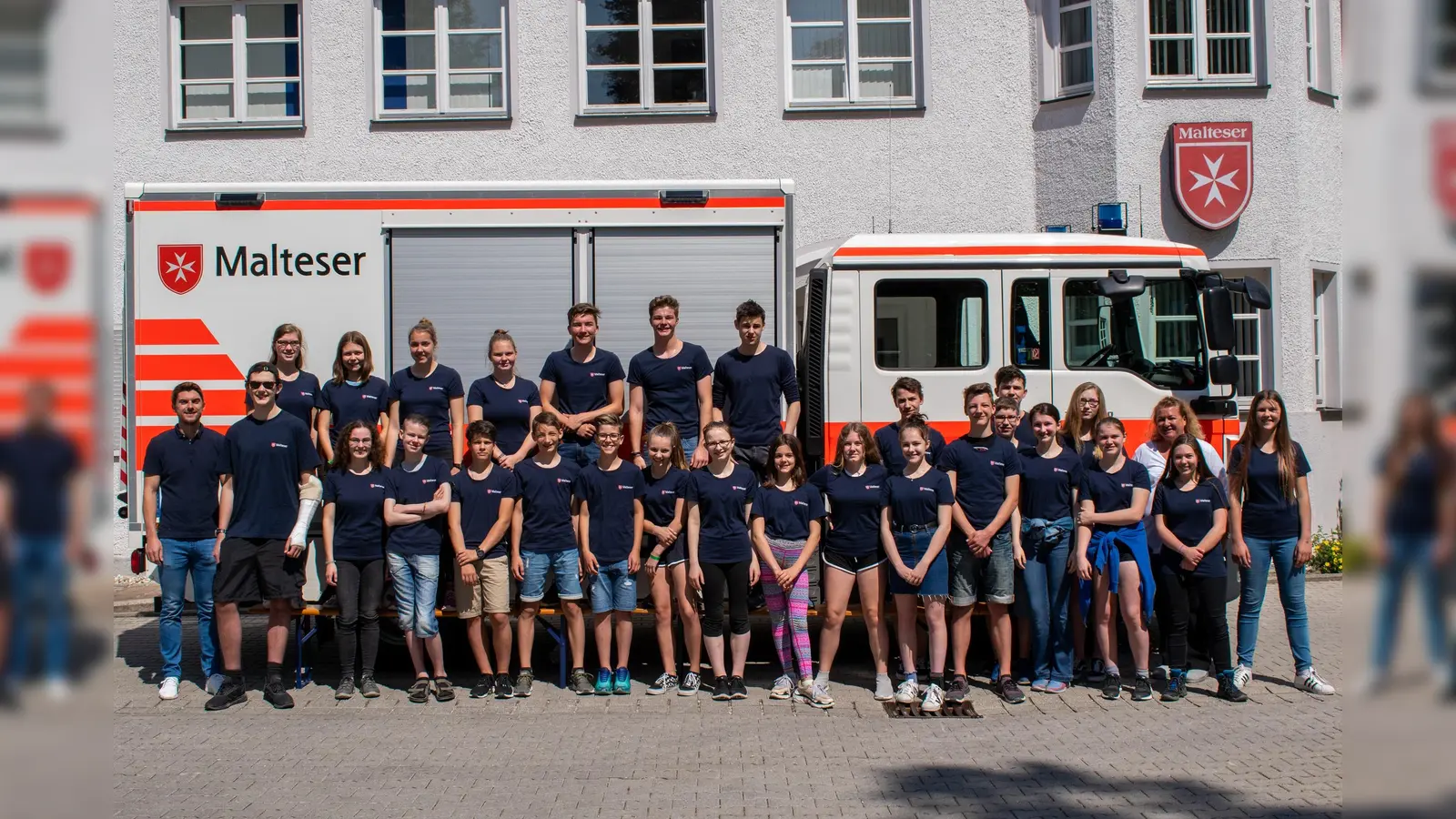 Die Schulsanitäter des Anne-Frank-Gymnasiums Erding erhielten bei einem Besuch der Malteser Dienststelle in der Landshuter Straße neue Einsatz-T-Shirts von Elisabeth Lanzinger, Leitung Schulsanitätsdienste (2.v.r. in weiß). (Foto: Philipp Hennigs/Malteser)