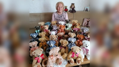 Helga Seemüller aus Fürstenfeldbruck fertigt seit über zehn Jahren Teddybären für das Kriseninterventionsteam der Malteser an. (Foto: Malteser KIT Gröbenzell)