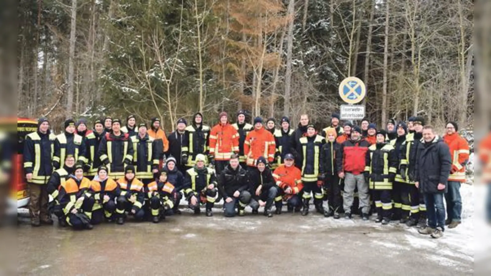 Bei eisiger Kälte sammelten die Feuerwehrler aus Grasbrunn und Harthausen die alten Christbäume ein. 	 (Foto: privat)