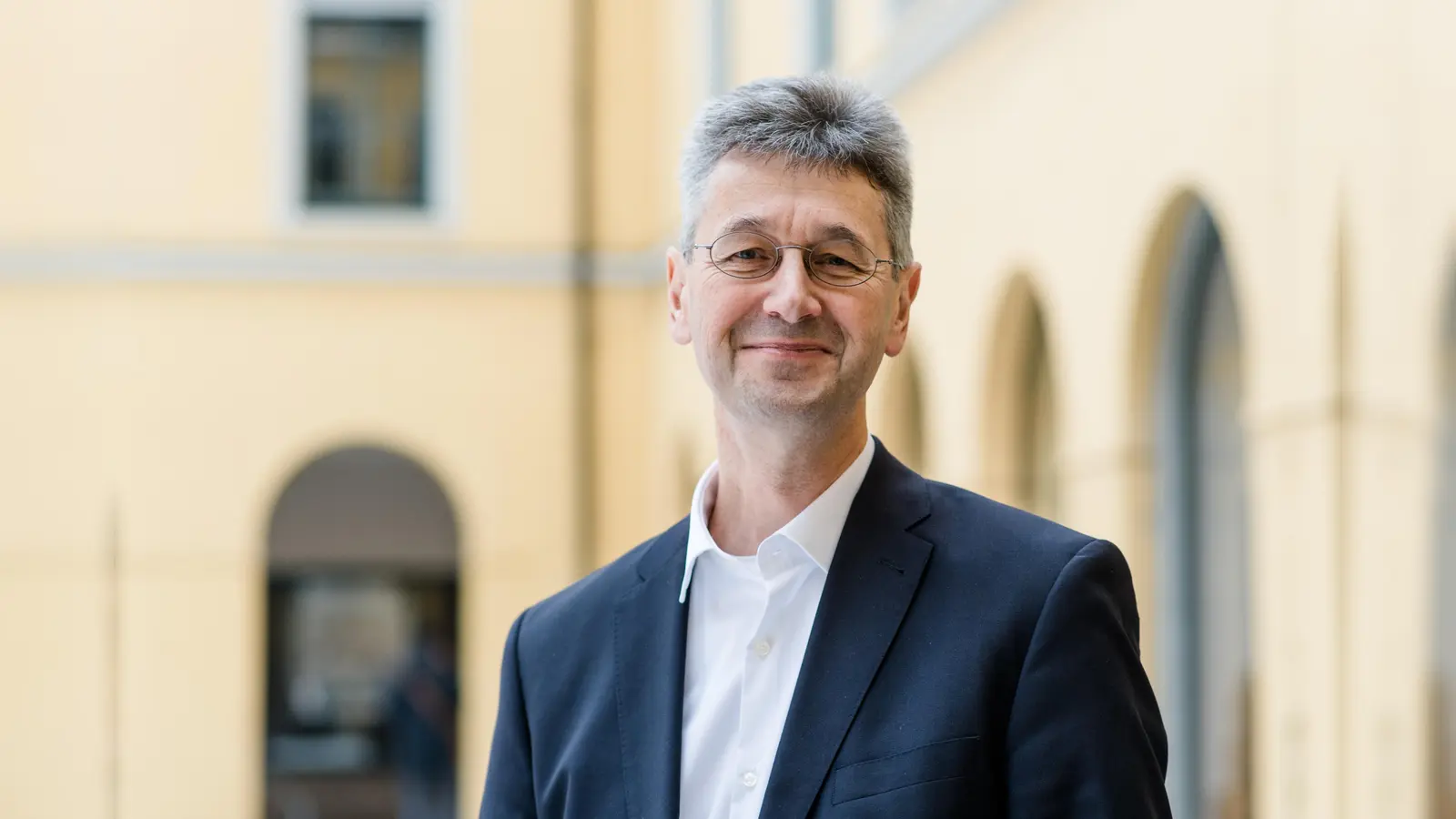 Staatsminister Prof. Dr. Michael Piazolo freut sich, ein facettenreiches Programm in den Ferien anbieten zu können. (Foto: Andreas Gebert)