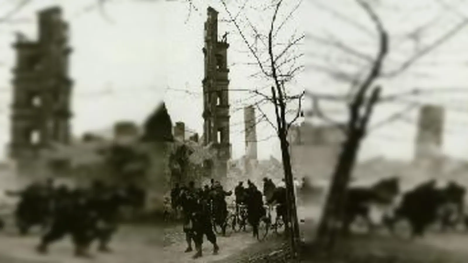 Momentaufnahmen aus der Stadtteilgeschichte: Mariahilfplatz während des Luftangriffs im April 1945.  (Foto: Münchner Stadtarchiv, Münchner Stadtmuseum)