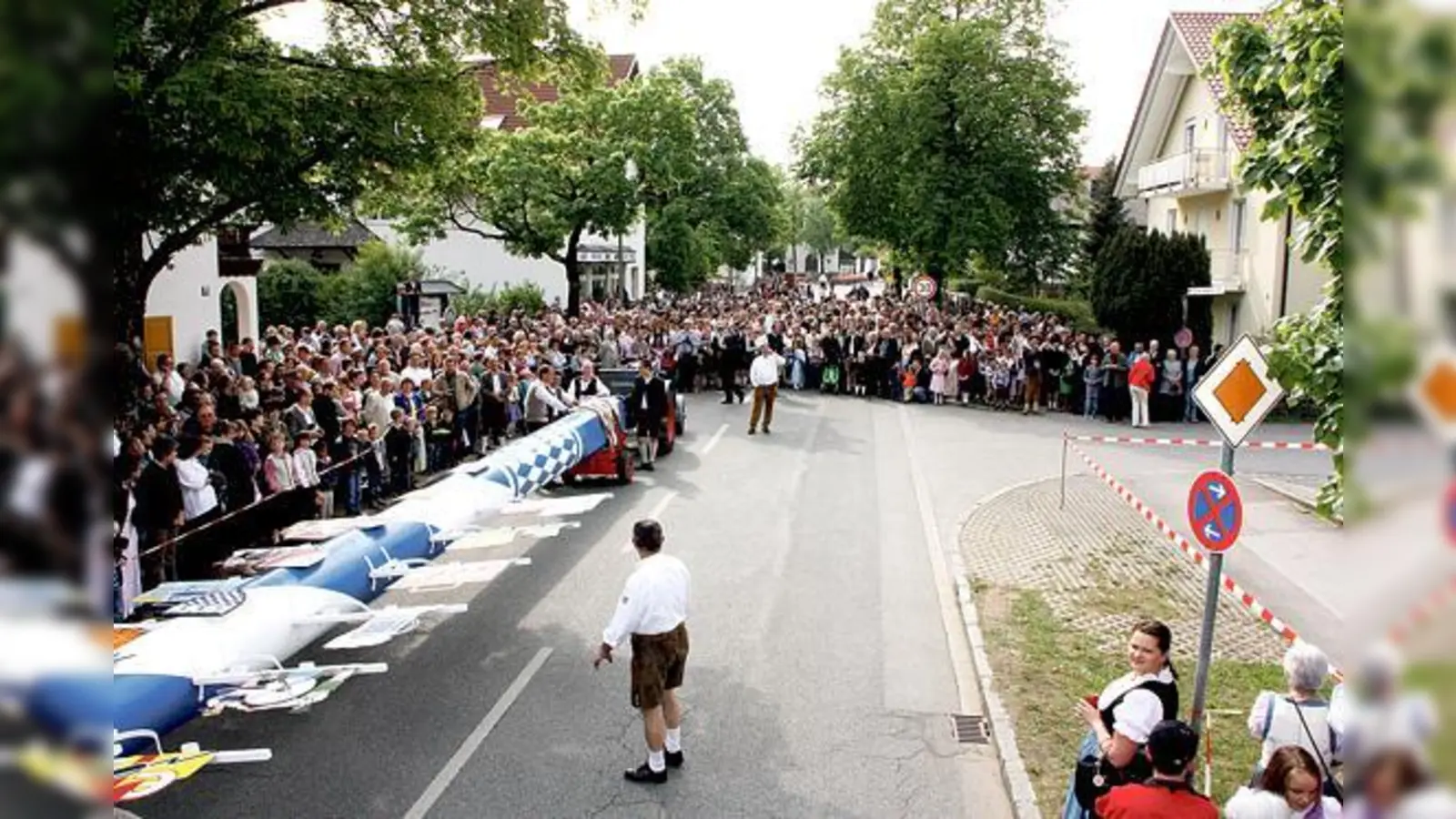 Rekordverdächtig  2011 wurde der Maibaum in Heimstetten binnen einer Stunde aufgestellt. Mal schauen wie lange heuer gebraucht wird.	 (Foto: Privat)