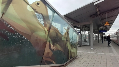 Mit Motiven von Rehen und Hirschen ist bereits einer der Treppenaufgänge am S-Bahnhof Hirschgarten gestaltet. Daran anlehnend wünschten sich die Bürgergremien eine Gestaltung der Brückenteile. (Foto: kö)