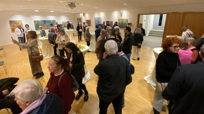 Zahlreiche Besucher kamen zur Eröffnung der Ausstellung von Veronika Schattenmann, die noch bis 7. März zu sehen ist.  (Foto: Gem. Hohenbrunn)