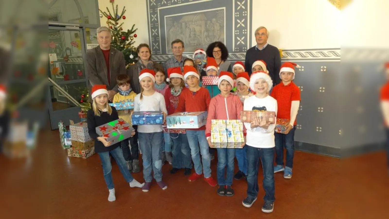 Viele Päckchen sind wieder zusammengekommen. Dafür haben Schüler der Grundschulen an der Implerstraße und am Gotzinger Platz gesorgt. Mit ihnen freuten sich (von links): Peter Fassbender, Leiter Sozialbürgerhaus Sendling-Westpark, Maresa Tworek-Pollmer, Elternbeiratsvorsitzende, Klaus Wohlmann, Leiter Grundschule Gotzinger Platz, Marion Dieck, Leiterin Grundschule Implerstraße, sowie Karl-Heinz Schmutzer-Staudinger, Sozialbürgerhaus. (Foto: tab)